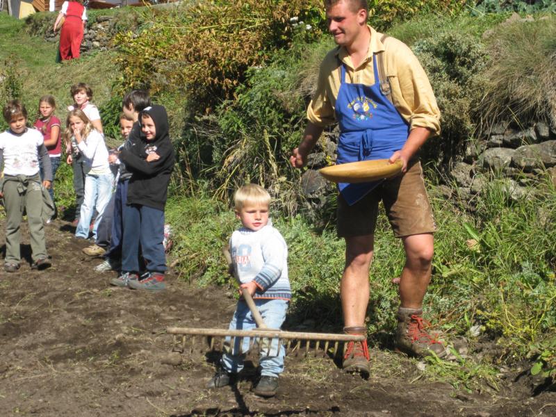 Vater und Sohn am Finailhof
