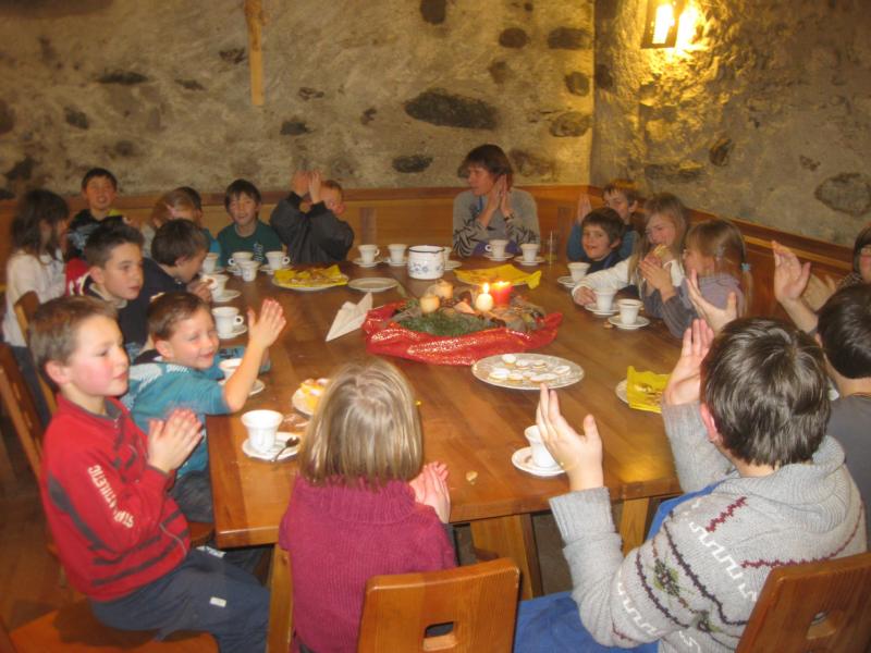 Begeiserte Kinder - beim Kekse backen in der Burg