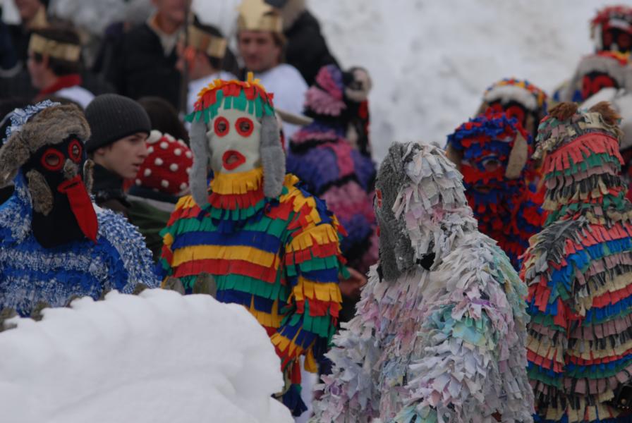Zeigen wir uns so, wie wir sind. Wir brauchen die Masken nur für den Fasching. Unser Leben wird so zu einer Erzählung und ist keine Nacherzählung. Mit unseren aufrichtigen Erzählungen erreichen wir unsere Mitmenschen und leben frei.