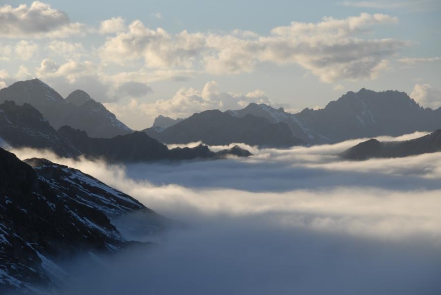 Unter der Wolkendecke der lärmenden und entfremdenden Gedanken wartet unsere Einzigartigkeit.