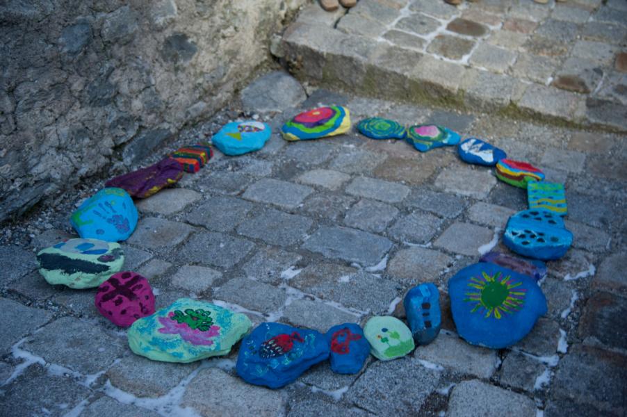 Die Kinder der Volksschule in Tschengls haben im Tschenglser Bach Steine gesammelt und  sie kunstvoll bemalt. Die Steine der Kinder bilden am Fuße des Schlossturmes einen Kreis. Die Kinder werden zu Kindern des Kreises. Wir Erwachsene dürfen in Stille wachsen. Ein Kompliment an die Kinder, an die Lehrkräfte und an die Eltern der Kinder., Ein ganz herzlicher Dank geht an Frau Ruth Stecher, die diese sinnvolle Aktion begleitet hat. Danke, Ruth.