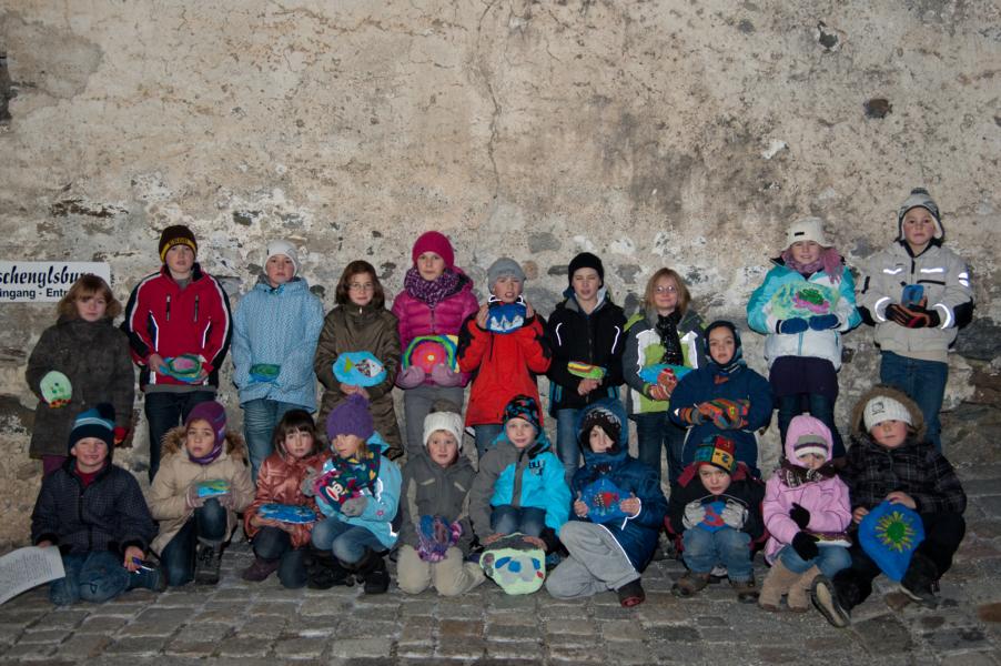 Gruppenfoto am Turm der Tschenglsburg