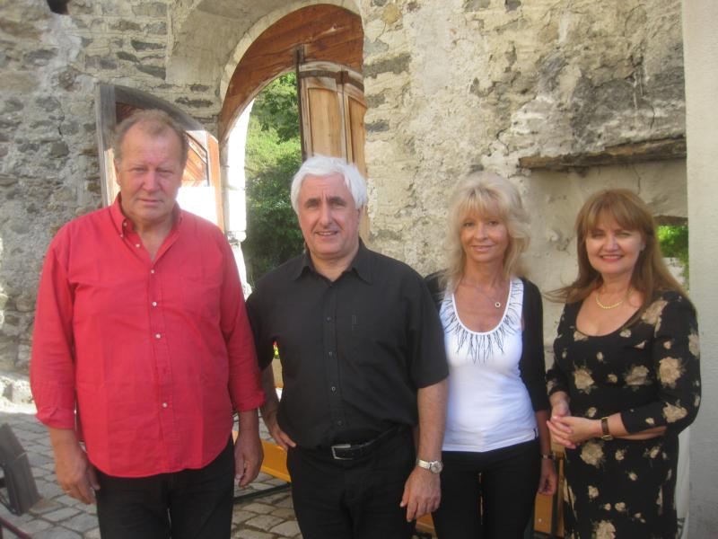 im Bild: (von links) Karl Perfler, Christian Zarske - ein hervorragender Erzähler und dies in drei Sprachen(russisch, italienisch, deutsch), Frau Zarske und die wundervolle Geigerin, Ludmilla