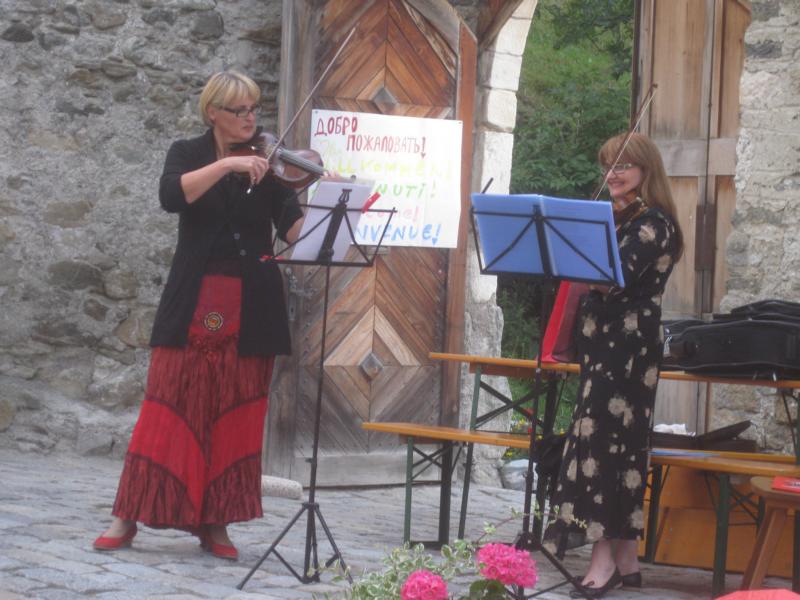 Die beiden engagierten und hervorragenden GeigerInnen, Frau Sabina Mair und Frau Ludmilla.