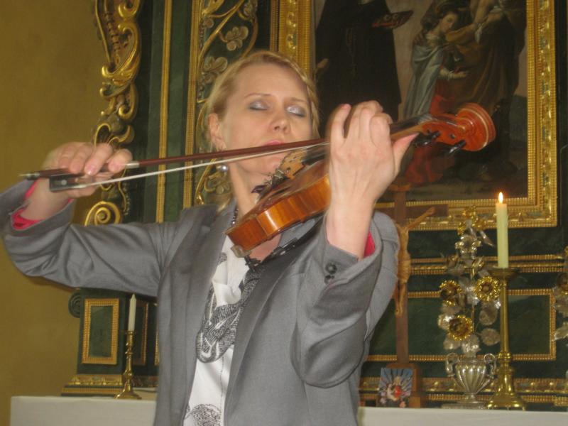 Die Geigerin Alena Savina wird bei den russischen Tagen in Tschengls und bei den Wanderungen mit dabei sein und zusammen mit KollegInnen musizieren.