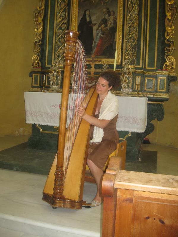 Heidi Pixner - Schwester von Herbert Pixner mit ihrer Harfe beim Konzert in der Ottiliakirche