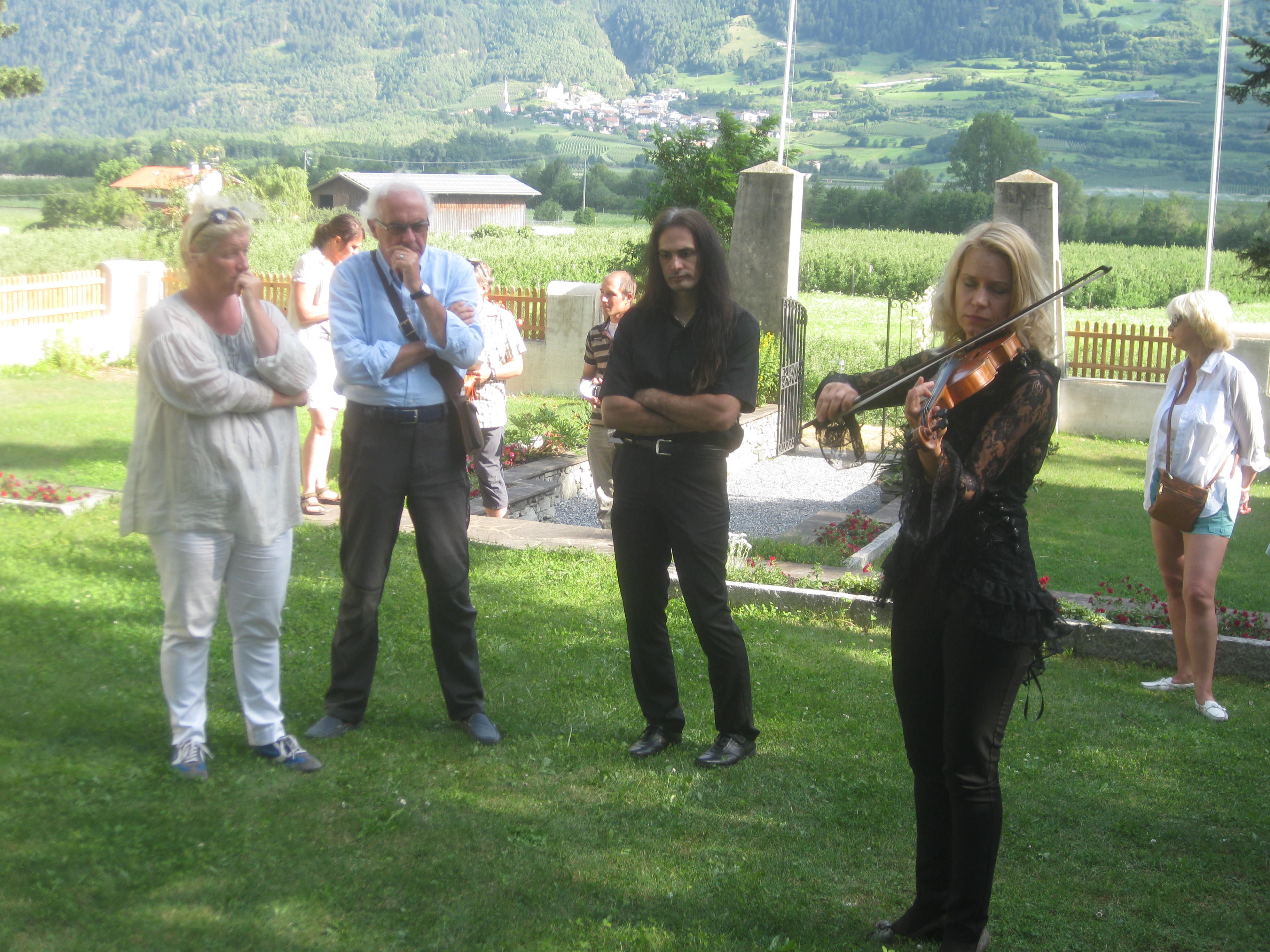 Auf dem Soldatenfriedhof in Spondinig mit der Geigerein Alena Savina aus Weissrussland